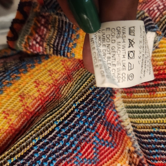 Crochet mult top. Sleeveless and the back crosses so the back is partially out. - Picture 3 of 5